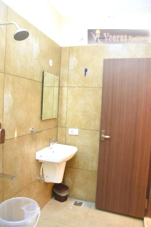 Koupelna v ubytování Veeras Residency