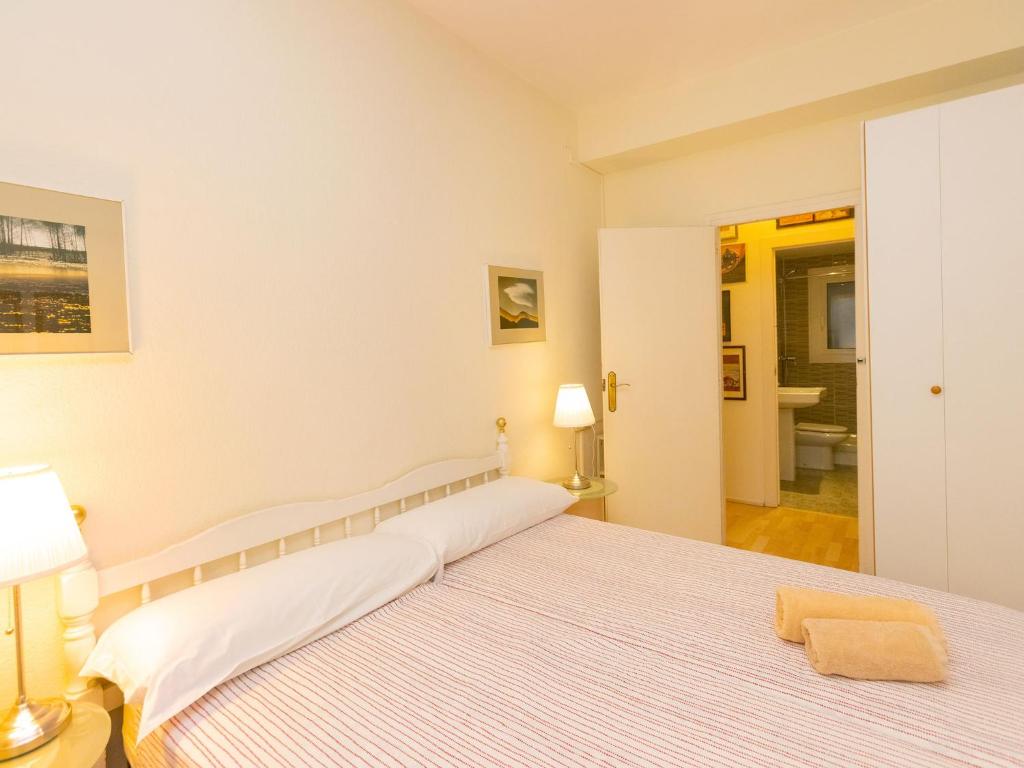 Posteľ alebo postele v izbe v ubytovaní Apartment Eixample Dret Corsega Roger Lluria by Interhome
