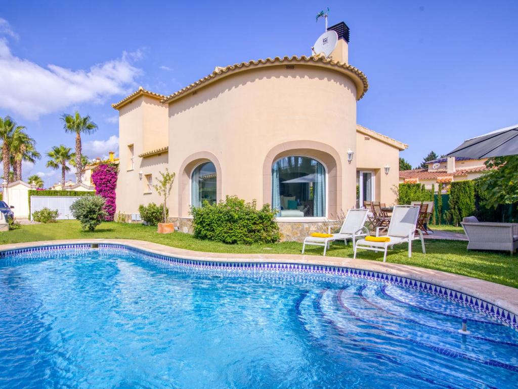 uma villa com piscina em frente a uma casa em Villa Bellevie by Interhome em Oliva