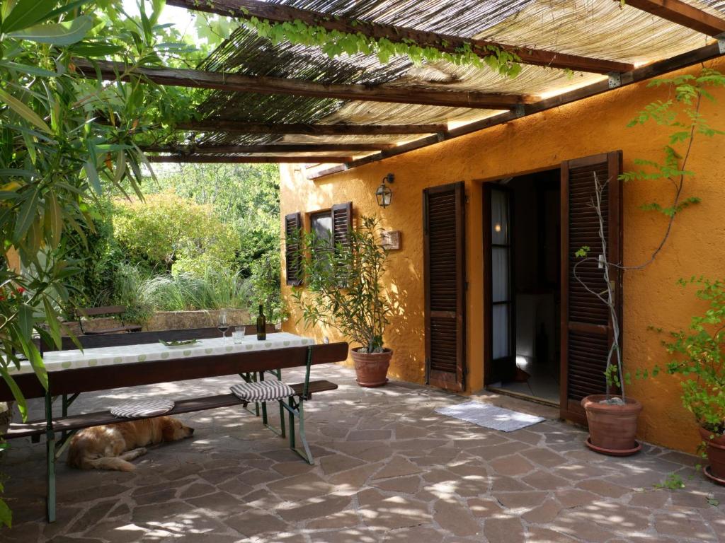 Patio alebo iná vonkajšia časť ubytovania Holiday Home Pergola by Interhome