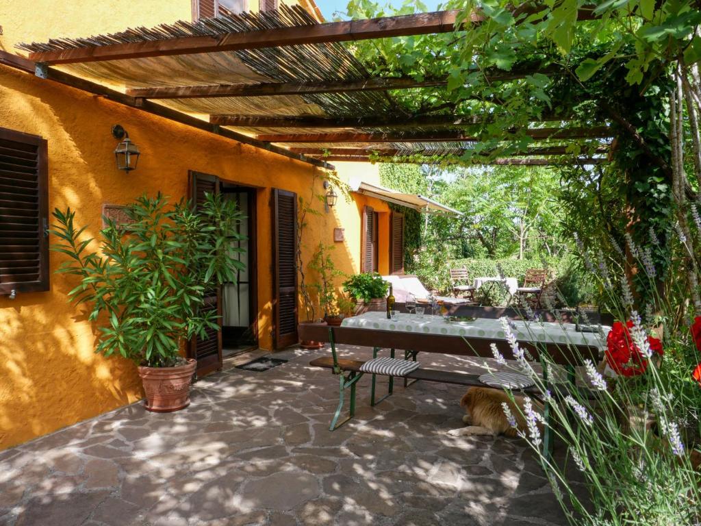 Vonkajšia záhrada v ubytovaní Holiday Home Pergola by Interhome
