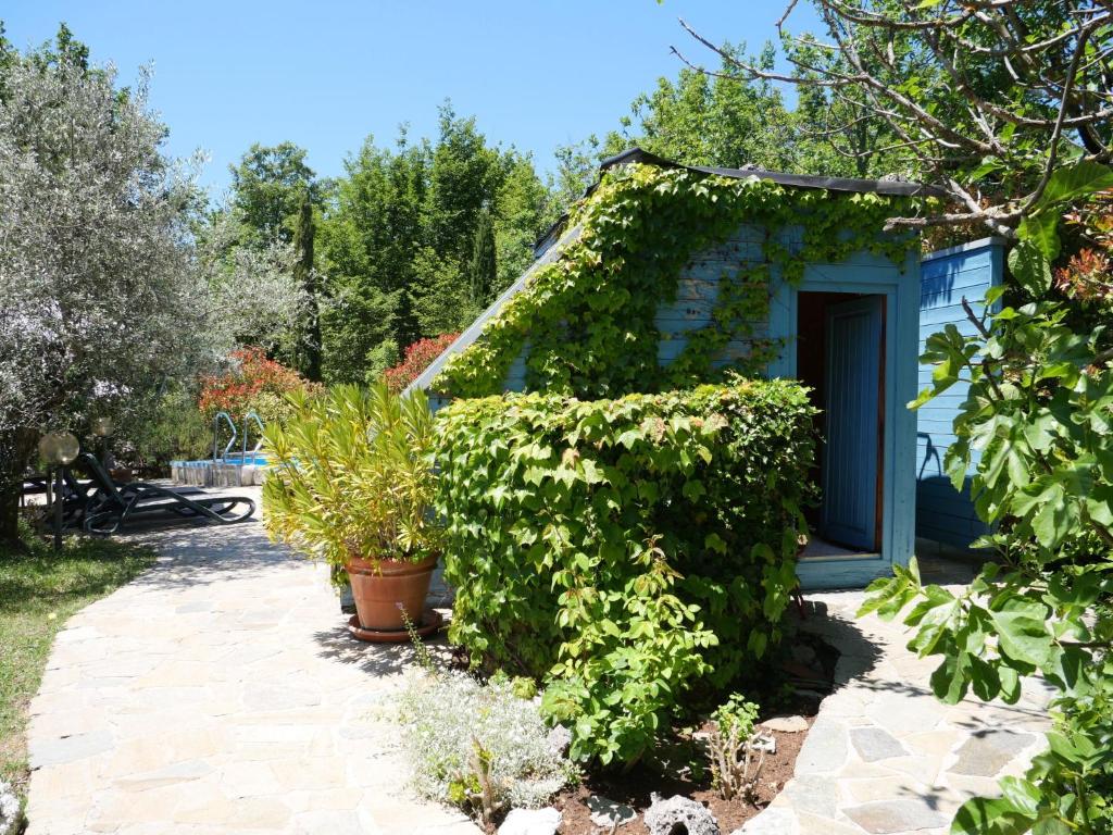 Vonkajšia záhrada v ubytovaní Holiday Home Pergola by Interhome
