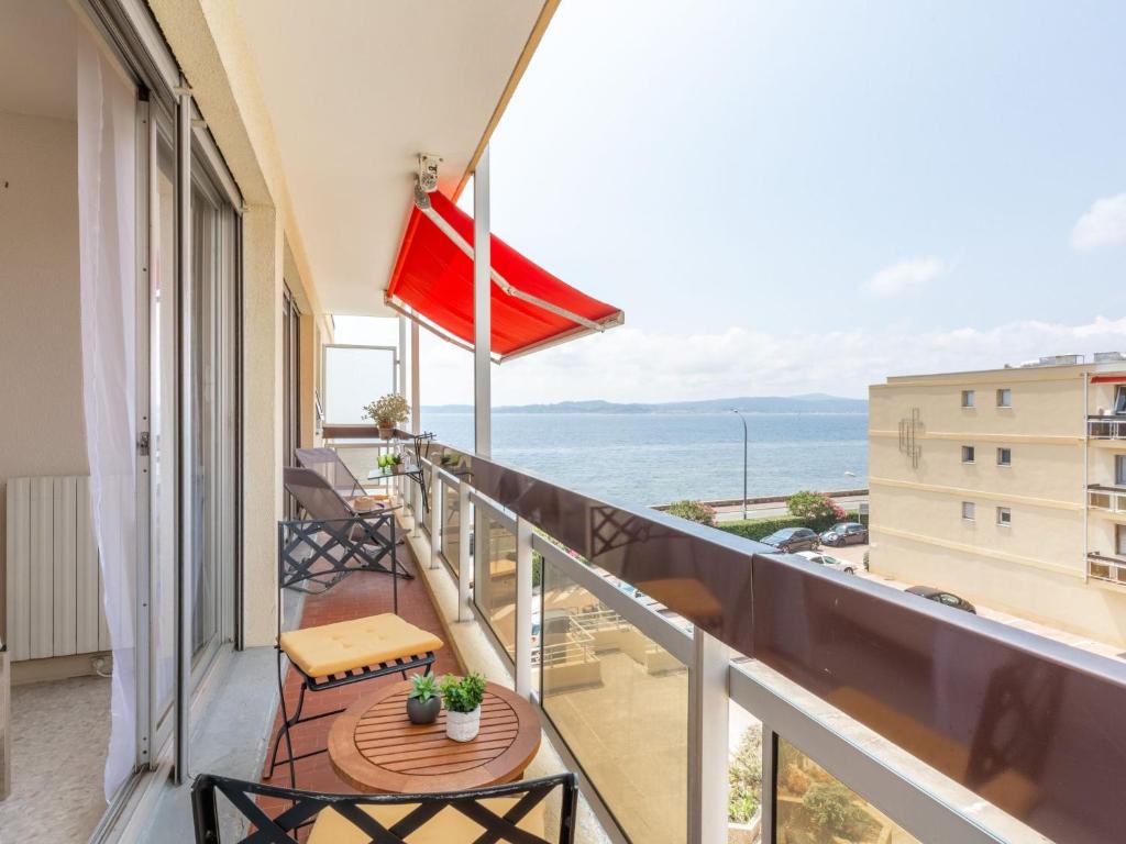 un balcon avec une table et des chaises et l'océan dans l'établissement Apartment Le Grand Large-3 by Interhome, à Sainte-Maxime