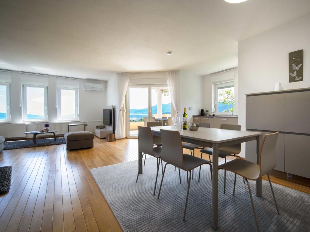 Posedenie v ubytovaní Apartment Kvarner house-2 by Interhome