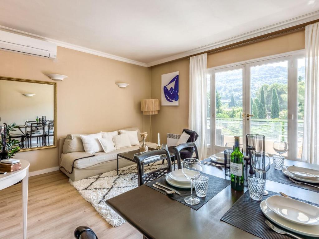 un salon avec une table et un canapé dans l'établissement Apartment Le Val Riant by Interhome, à Cannes