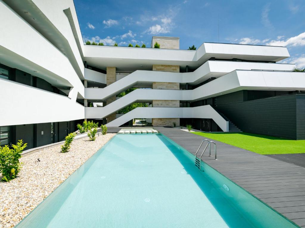 鮑洛通塞邁什的住宿－Apartment Siófok by Interhome，享有带游泳池的大楼的外部景致