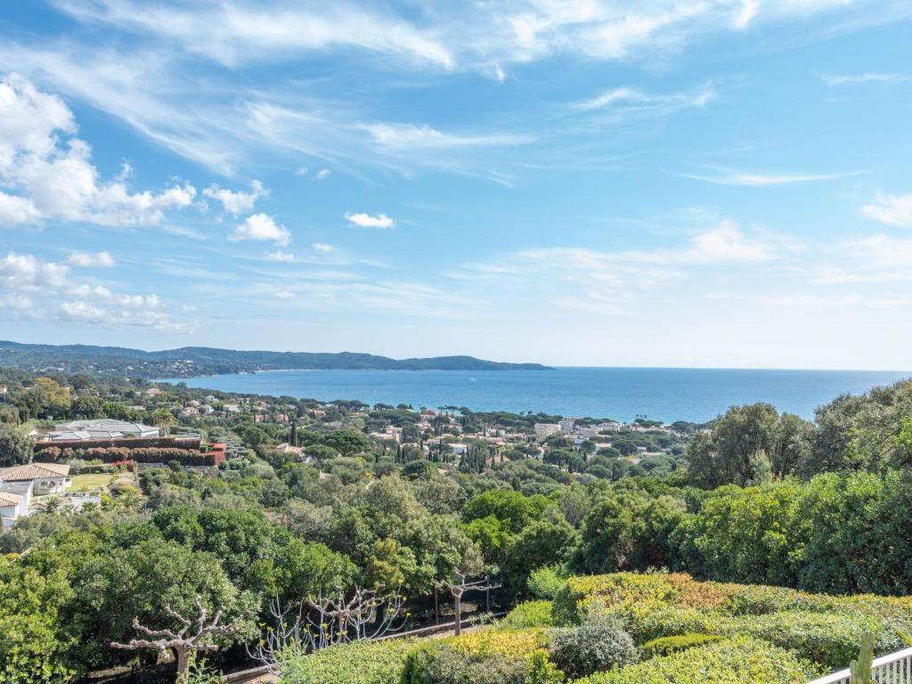 - une vue sur le lac depuis une demeure de caractère dans l'établissement Apartment Les Coccinelles by Interhome, à Cavalaire-sur-Mer