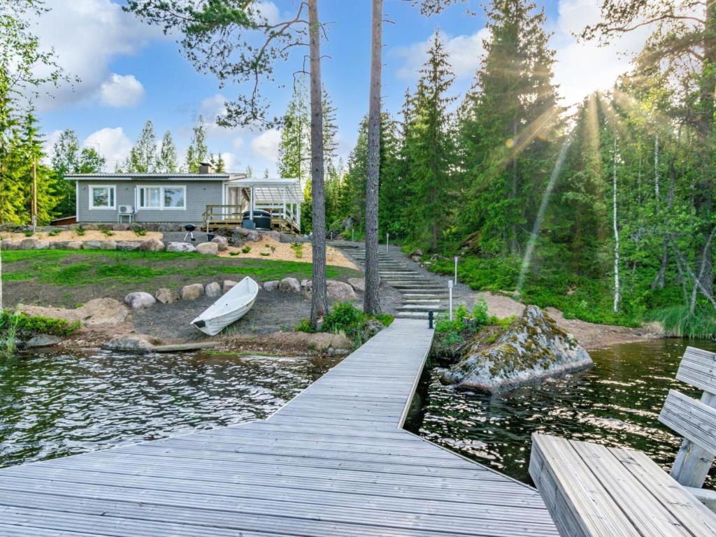 uma casa numa doca com um barco na água em Holiday Home Järvenhelmi by Interhome em Valkeala