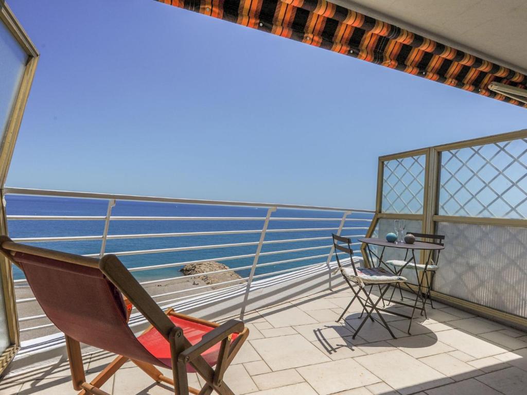 - un balcon avec des chaises et une table donnant sur l'océan dans l'établissement Apartment Le Chantilly-1 by Interhome, à Cagnes-sur-Mer