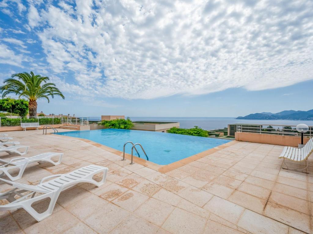 une piscine avec vue sur l'océan dans l'établissement Apartment La Croix des Gardes by Interhome, à Cannes