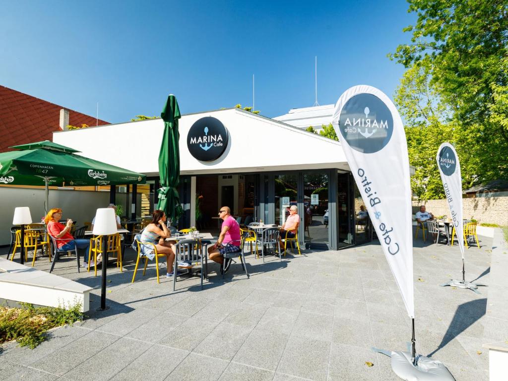 Reštaurácia alebo iné gastronomické zariadenie v ubytovaní Apartment Földvár by Interhome
