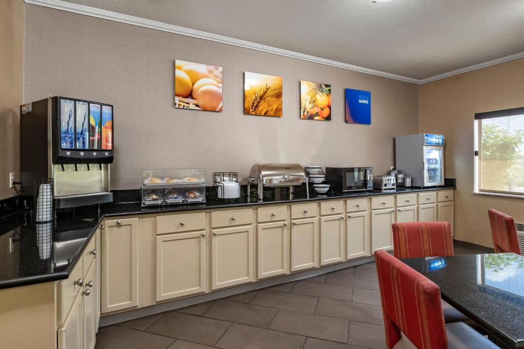 Kuchyň nebo kuchyňský kout v ubytování Comfort Inn Moline - Quad Cities