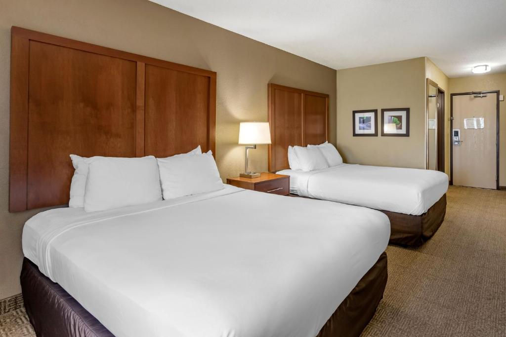 Postel nebo postele na pokoji v ubytování Comfort Inn Moline - Quad Cities