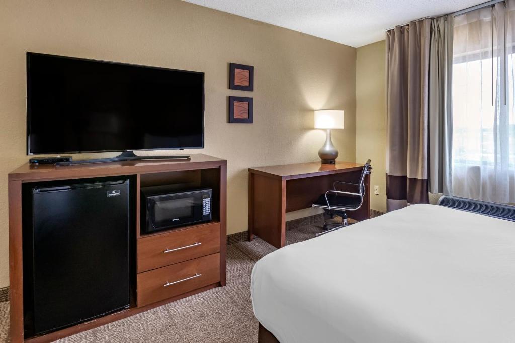 TV a/nebo společenská místnost v ubytování Comfort Inn Moline - Quad Cities