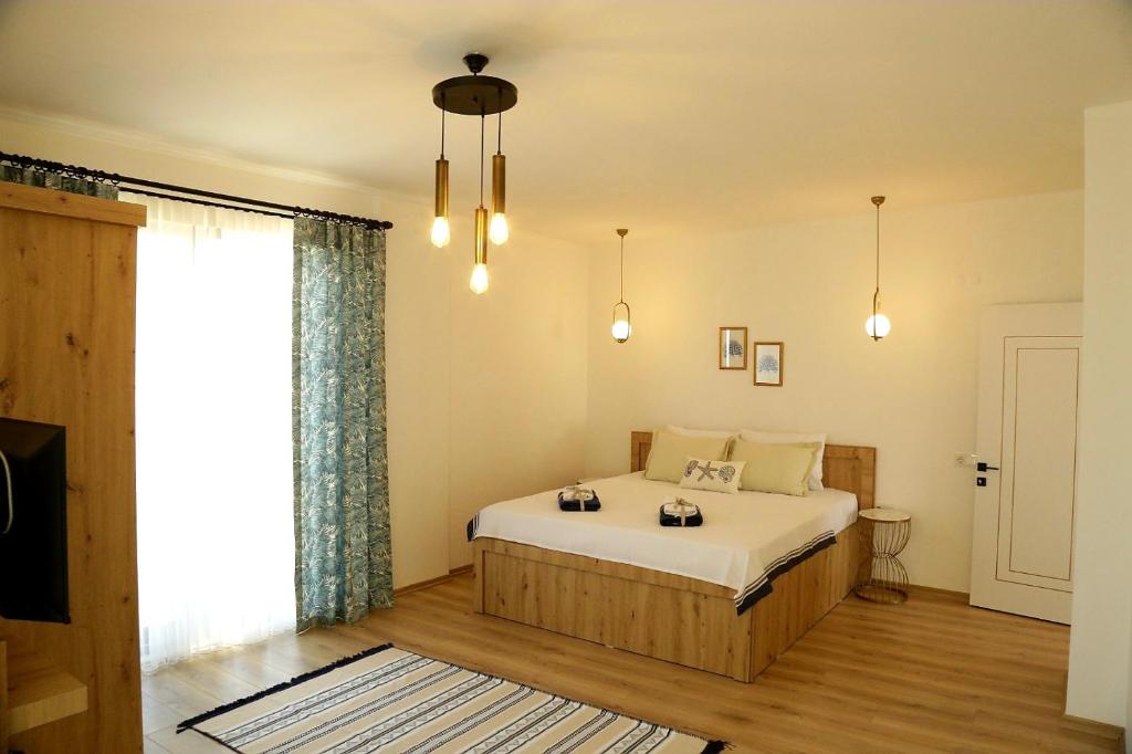 En eller flere senge i et værelse på Villa myra