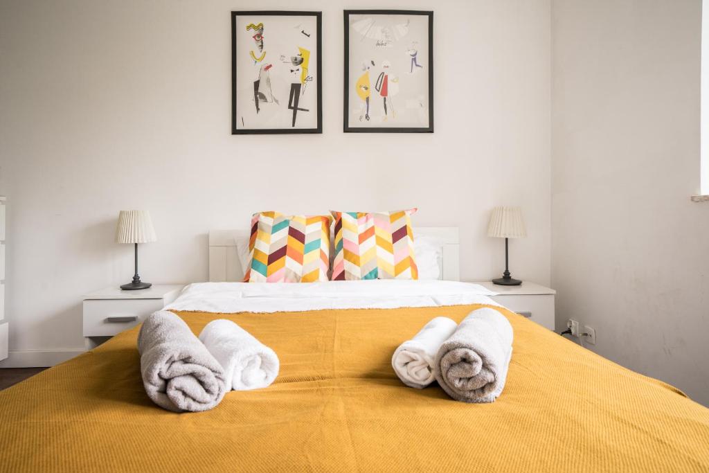 een slaapkamer met een bed met handdoeken erop bij oompH Warsaw Big Apartment with Balcony near Old Town in Warschau