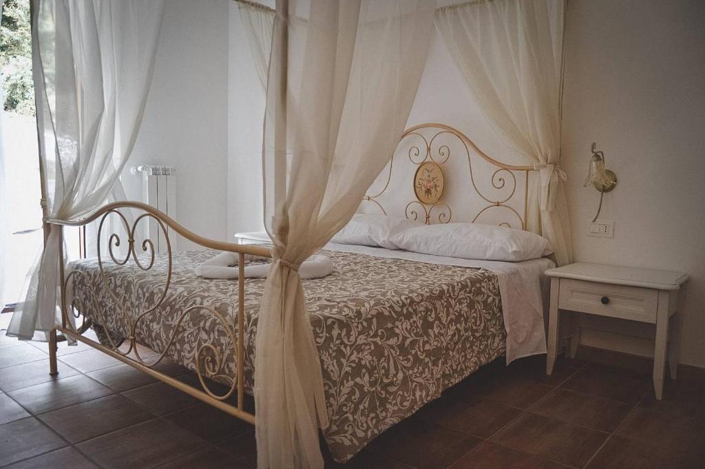een slaapkamer met een hemelbed bij Le Radici Laviano in Laviano