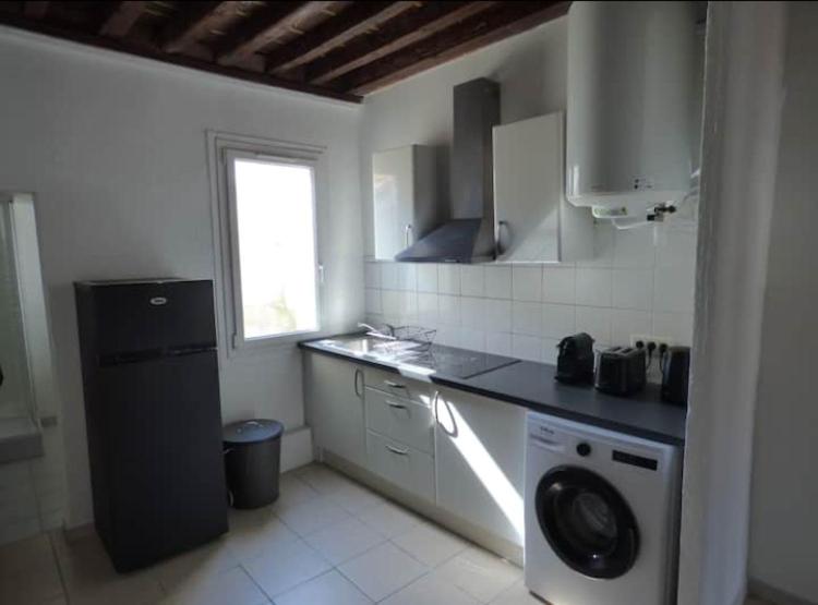 une cuisine avec un évier et un lave-vaisselle dans l'établissement La vue du palais, à Avignon