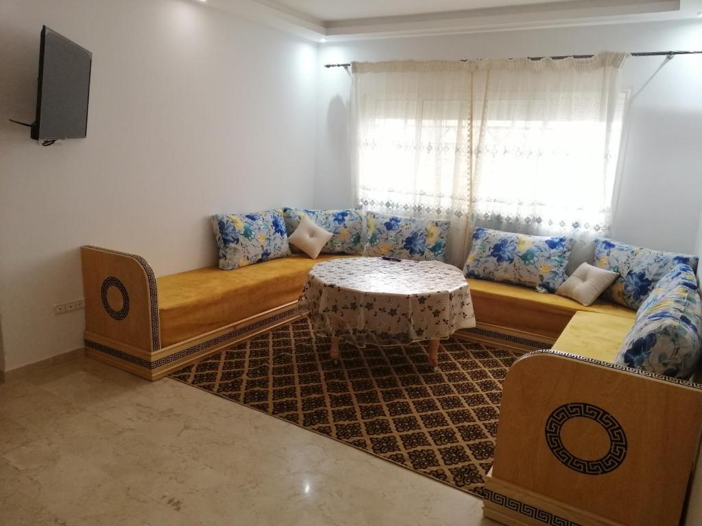 ein Wohnzimmer mit einem Sofa und einem Tisch in der Unterkunft Treize in Meknès