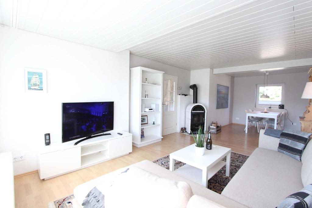 TV a/nebo společenská místnost v ubytování Haus Hahn Gorch-Fock-Weg 7