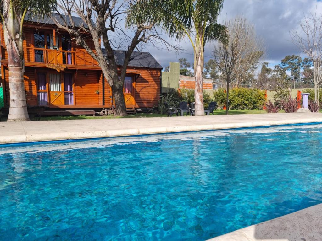 una piscina frente a una casa en Cabaña Un Lugar en el Mundo Lobos en Lobos