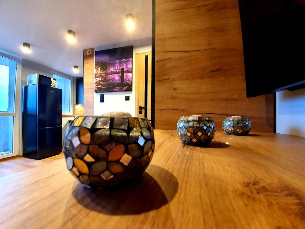 um quarto com três vasos sentados num piso de madeira em Apartament PJ Prestige em Inowrocław