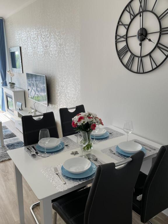 Televízia a/alebo spoločenská miestnosť v ubytovaní Best Silver Apartman