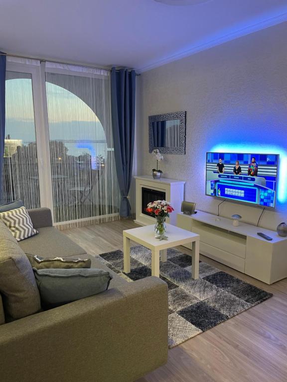 Televízia a/alebo spoločenská miestnosť v ubytovaní Best Silver Apartman