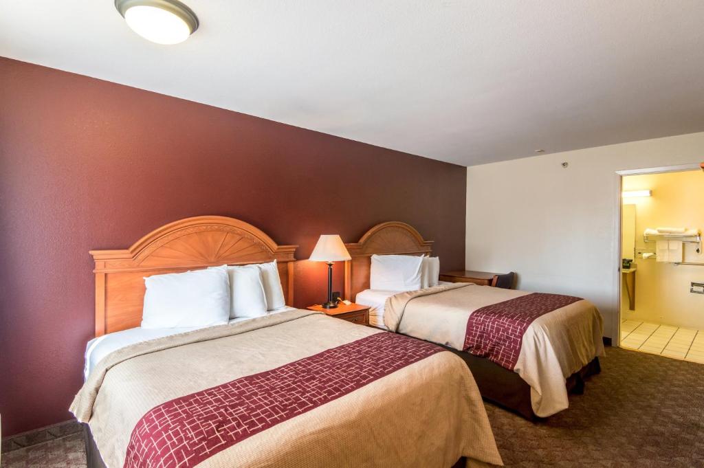 En eller flere senge i et værelse på Red Roof Inn Wichita Falls