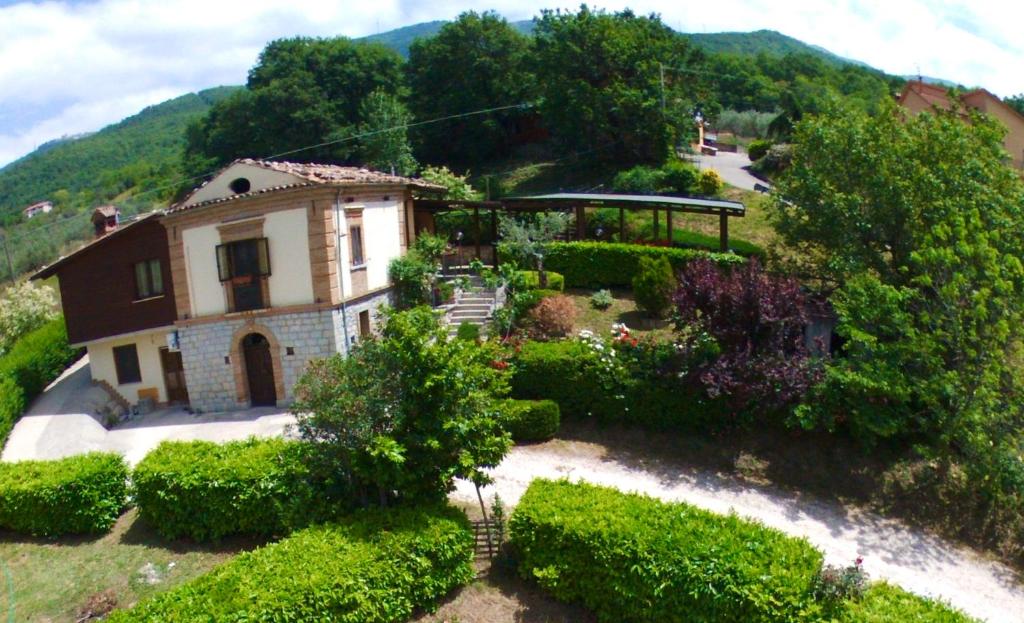 an aerial view of a house with a garden at B&B La Casetta in Villa Santa Maria