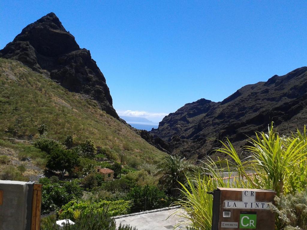 a view of the mountains with a sign in the foreground at Casa Rural La Tinta in Buenavista del Norte