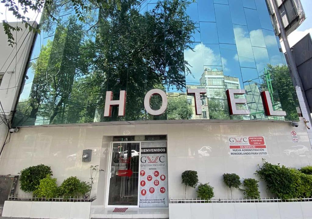 ein Gebäude mit einem Schild, das das Hotel liest in der Unterkunft HOTEL GRAN VIA CENTRAL in Mexiko-Stadt