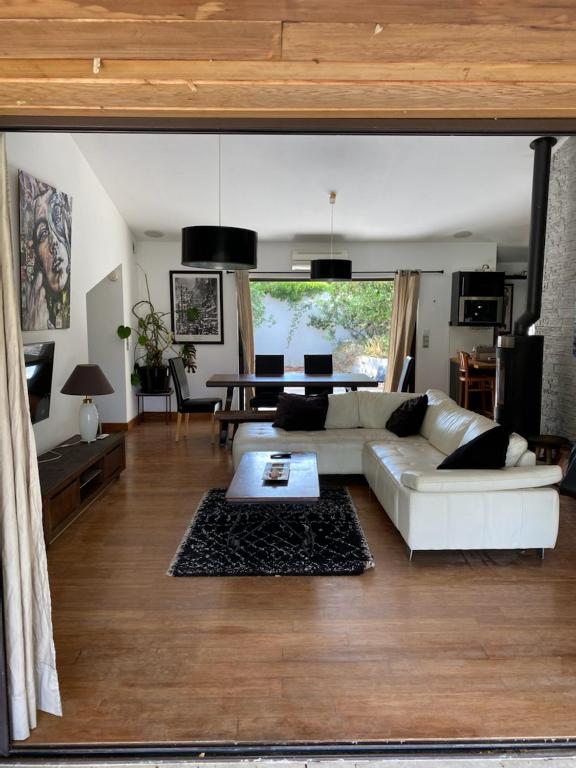 un salon avec un canapé blanc et une table dans l'établissement Villa Griseor, à Porto-Vecchio