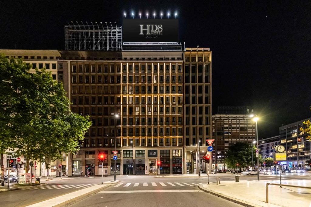 un gran edificio con un cartel en la parte superior en HD8 Hotel Milano, en Milán