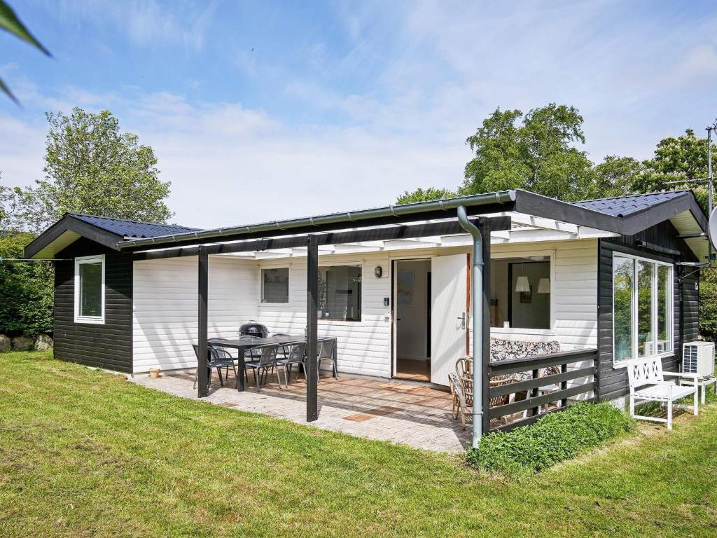 una piccola casa con patio e tavolo di 6 person holiday home in Allinge ad Allinge