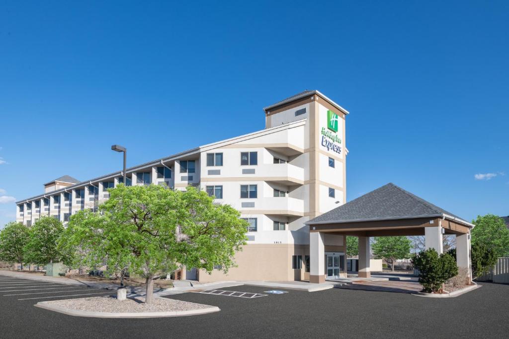 eine Darstellung eines Hotels mit Parkplatz in der Unterkunft Holiday Inn Express & Suites Colorado Springs-Airport by IHG in Colorado Springs
