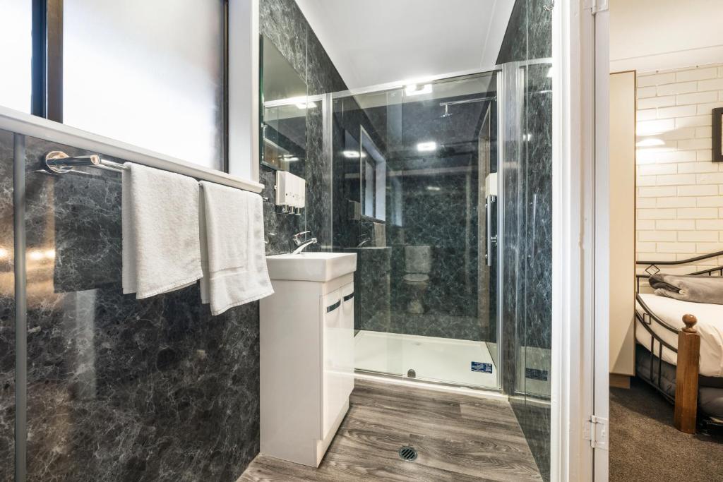 Koupelna v ubytování Esk Wivenhoe Motor Inn