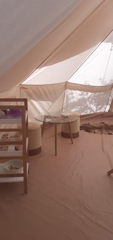 Postel nebo postele na pokoji v ubytování Farm Glamping tent on Acquaviva Bay
