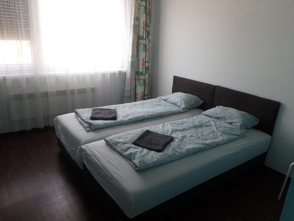 Posteľ alebo postele v izbe v ubytovaní KR Apartman Siófok