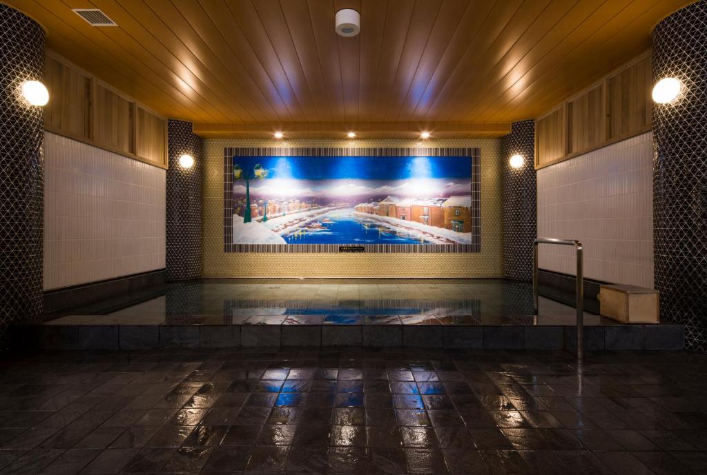 un gran cuadro en la pared de un edificio en Hotel Torifito Otaru Canal en Otaru