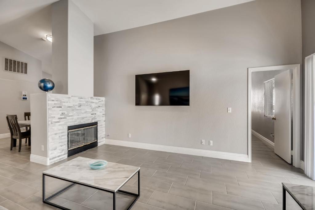Luxurious House With A Pool, Spa, and Patio, Sleeps 6 Comfortably photo