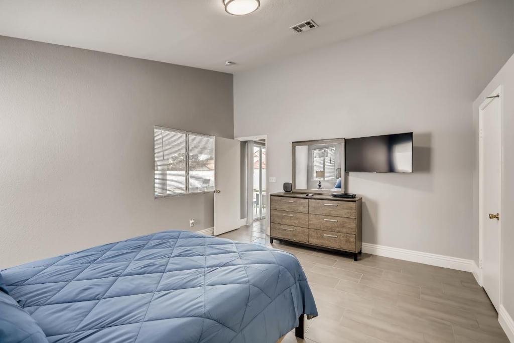 Luxurious House With A Pool, Spa, and Patio, Sleeps 6 Comfortably photo