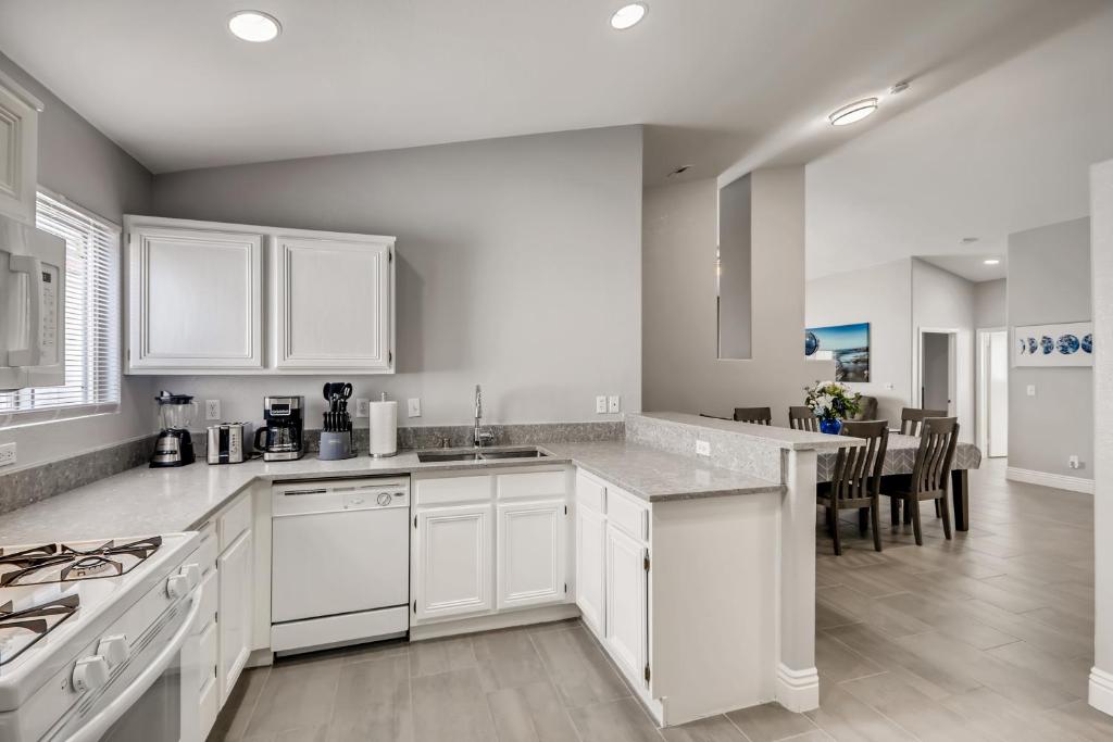 Luxurious House With A Pool, Spa, and Patio, Sleeps 6 Comfortably photo