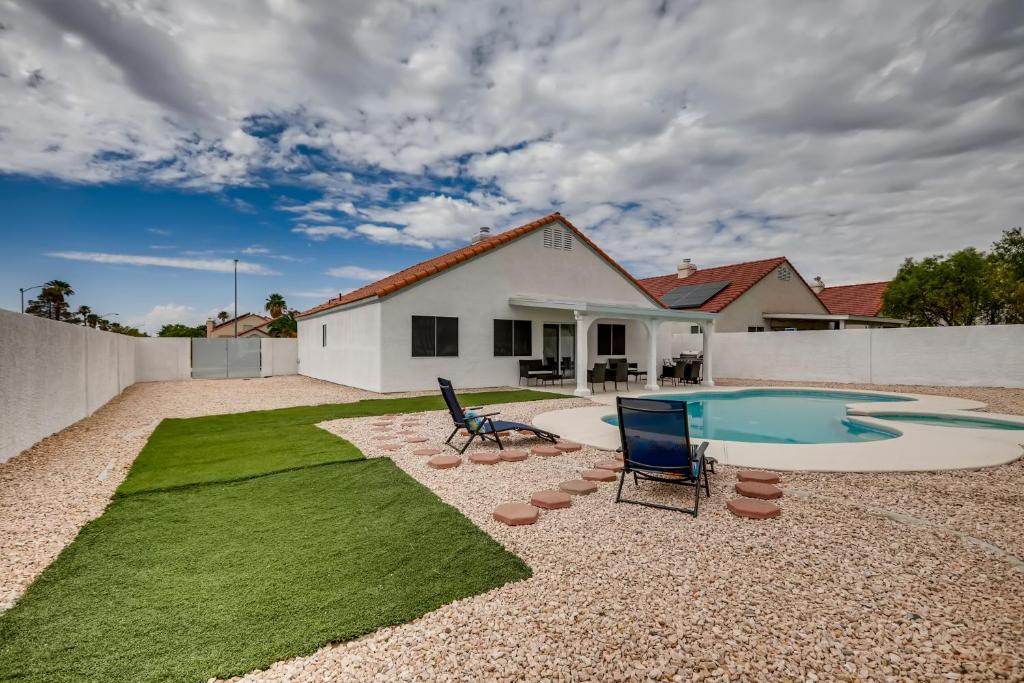 Bassein majutusasutuses Luxurious House With A Pool, Spa, and Patio, Sleeps 6 Comfortably või selle lähedal