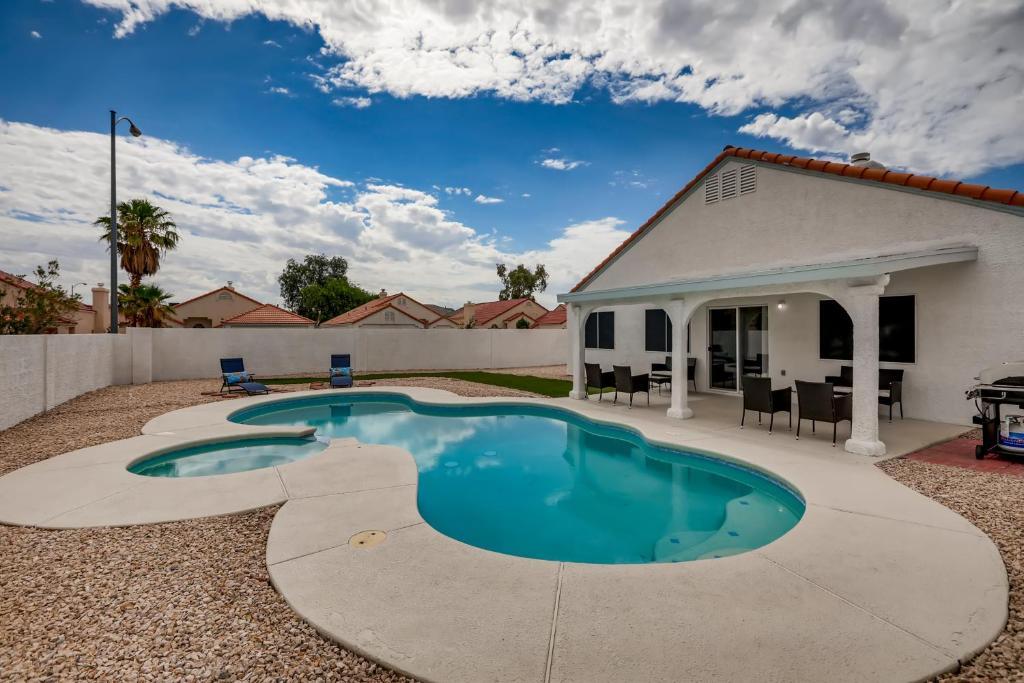 Luxurious House With A Pool, Spa, and Patio, Sleeps 6 Comfortably photo