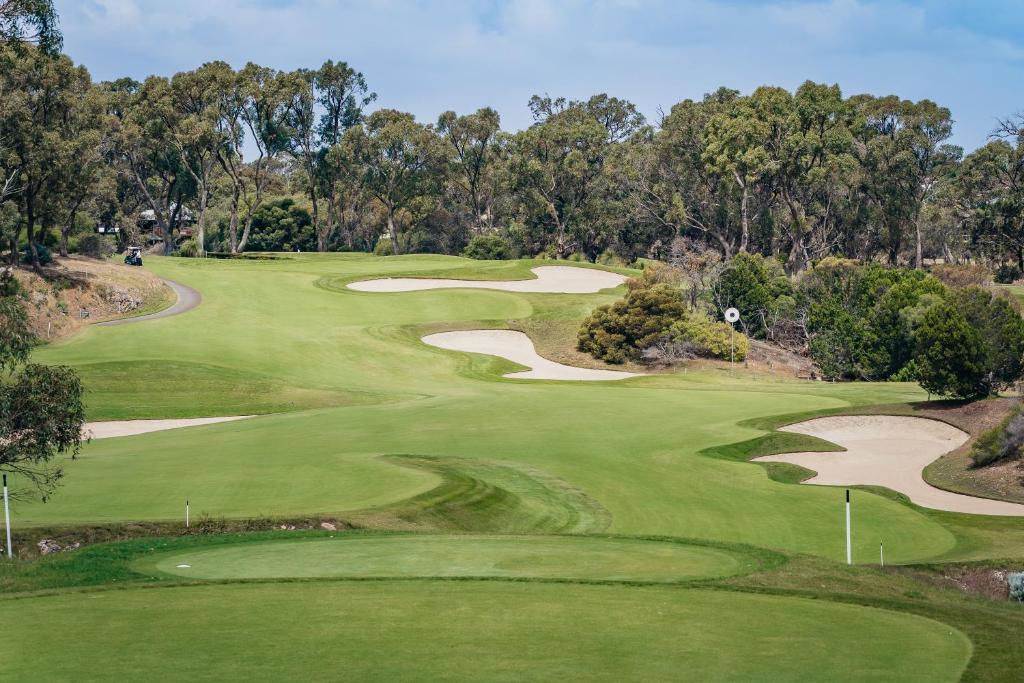 Golf v rezortu nebo okolí