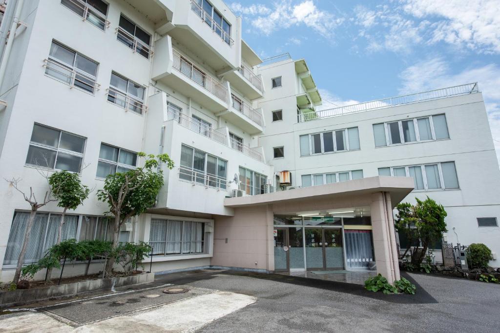 an image of a white building at Suisenkaku in Numazu