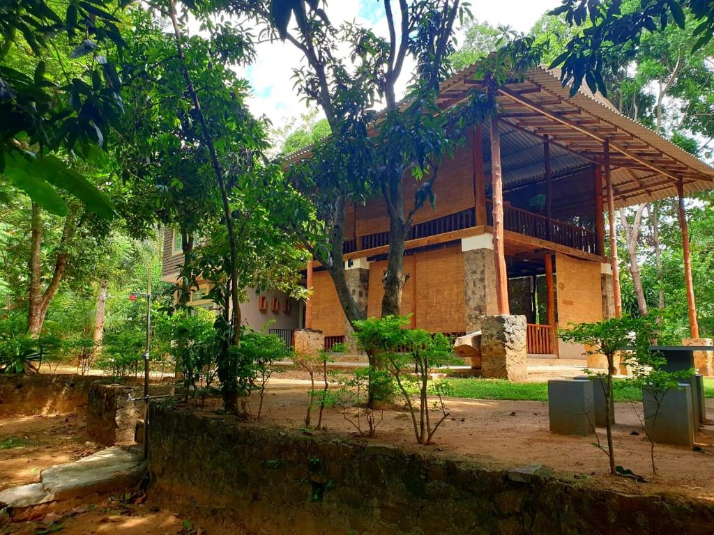 dom w środku lasu w obiekcie Jungle House w mieście Udawalawe