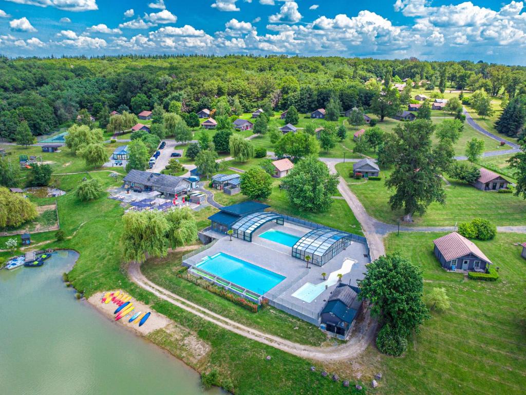 - une vue aérienne sur un complexe avec une piscine dans l'établissement Le Camping Grand Cerf, à Gimouille