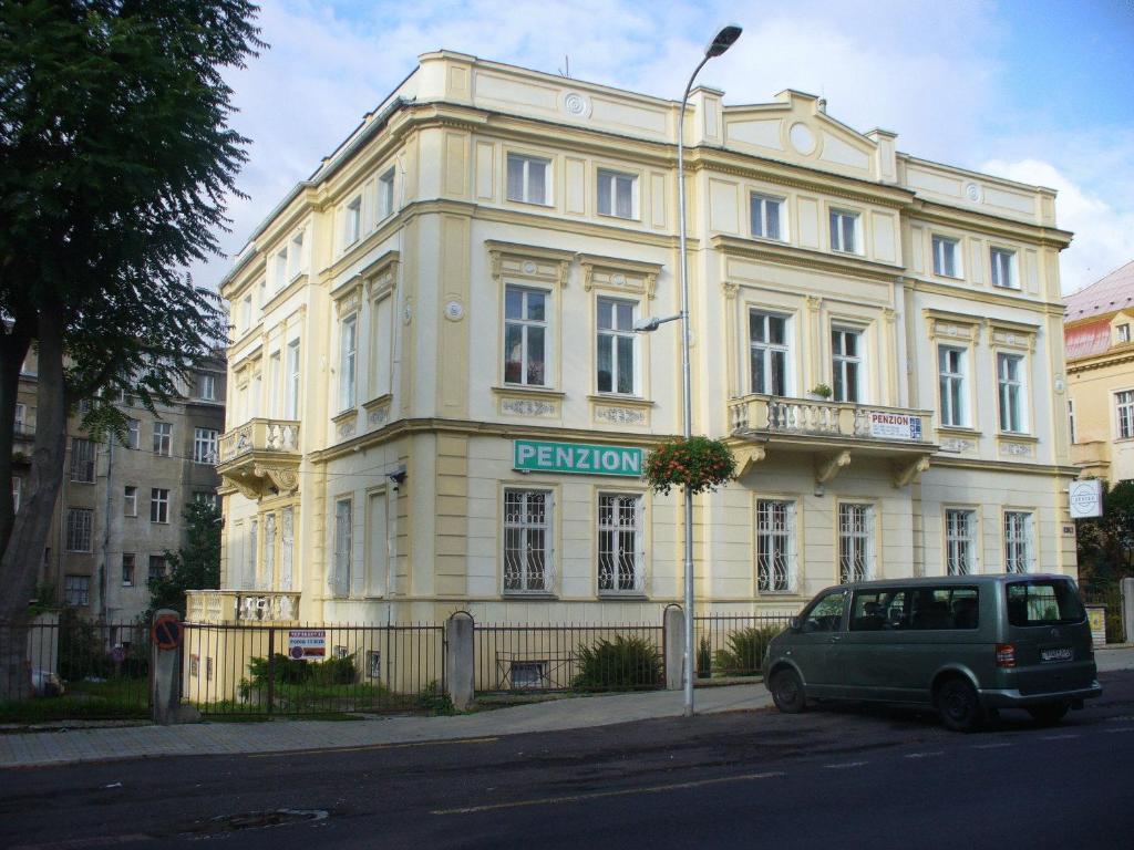 una furgoneta estacionada frente a un edificio blanco en Dexter, en Teplice